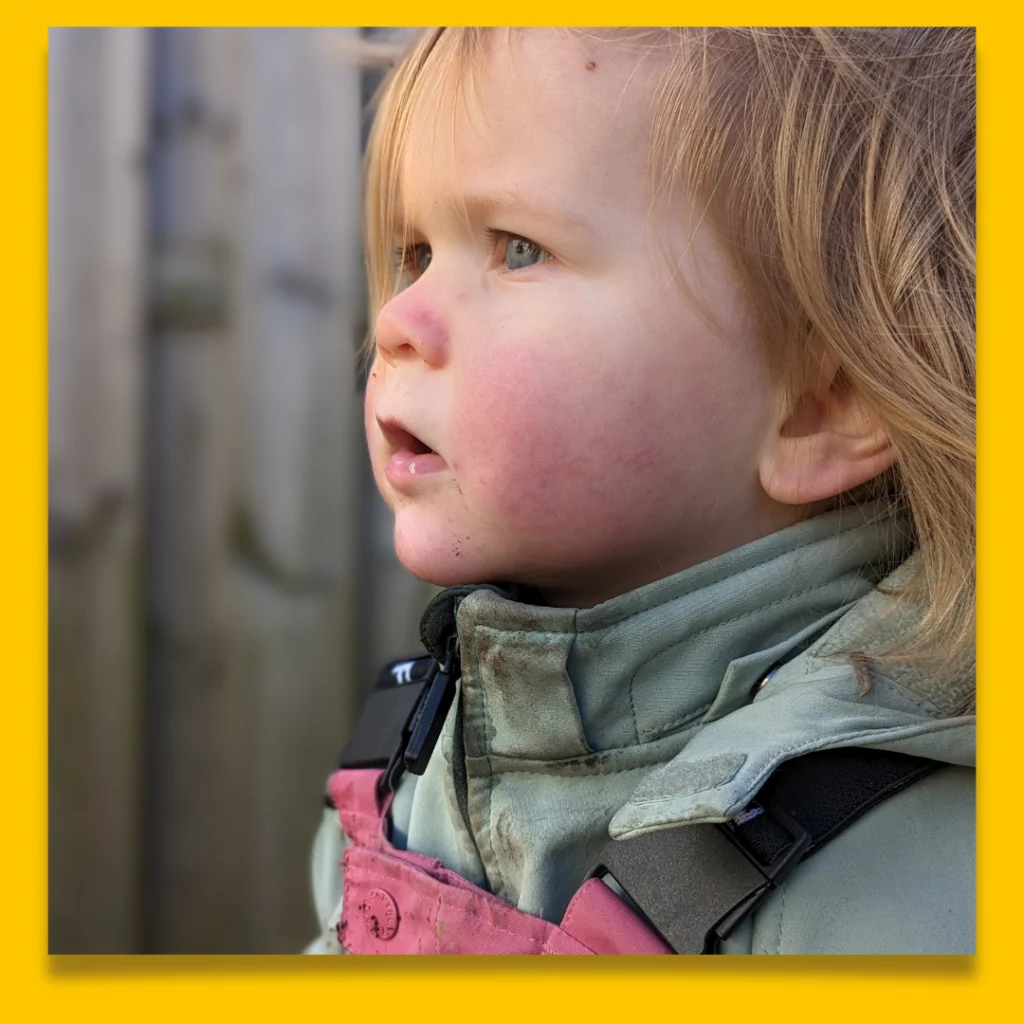 Indragare till Daniela Barchans Portfolio. Porträttbild av ett barn djupt försjunket i tankar.